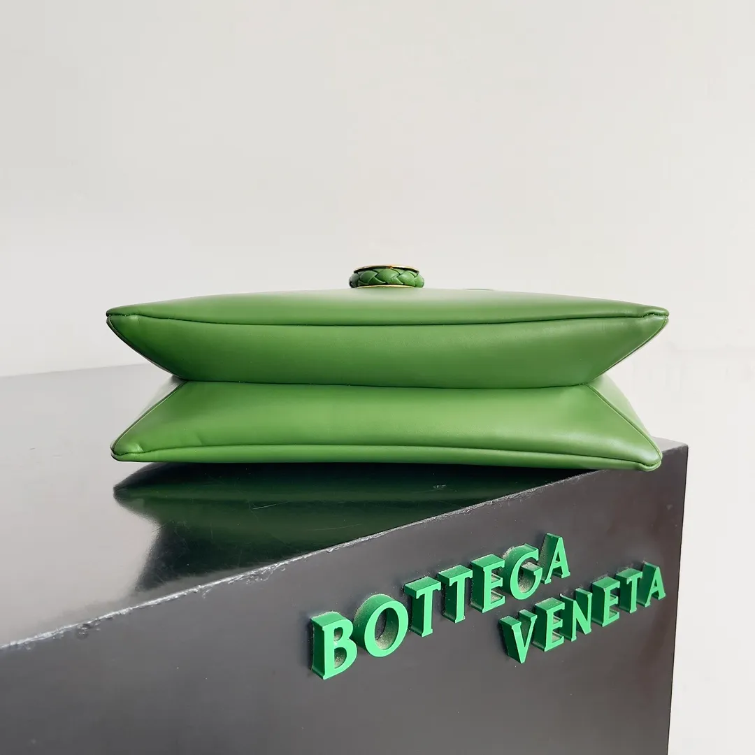 Batch 1520 Inspired by the 1970s, the Bottega Veneta women's logo shoulder bag has a smooth leather surface that brings a clean and handsome feel, just like the neatness and tenacity of a working woman. The front buckle has high-quality hardware pendant body, the overall retro elegance, and the excellent leather feels soft. This Bottega Veneta series can be described as beautiful, weakening the complexity of the outfit, not competing for it, and only using the best quality to interpret itself. Style number: 806030 (small size) Size: 27*16*6cm